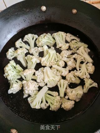 五花肉炒花菜的做法步骤：2