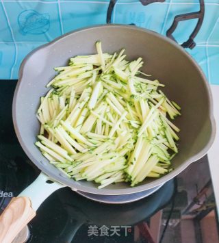 火腿炒南瓜丝的做法步骤：5