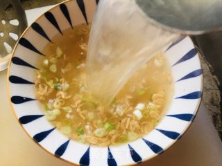 酸汤水饺的做法步骤：4