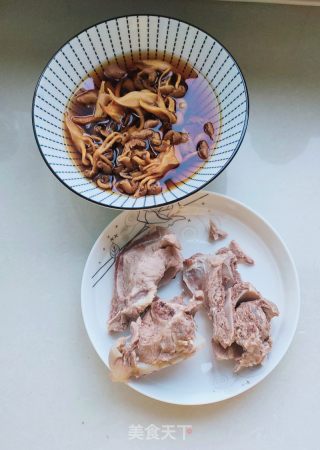 黄金菇排骨汤的做法步骤：1