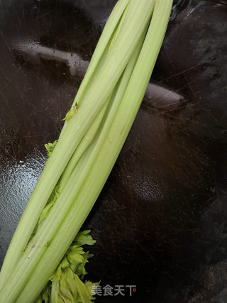 西芹青瓜汁的做法步骤：1