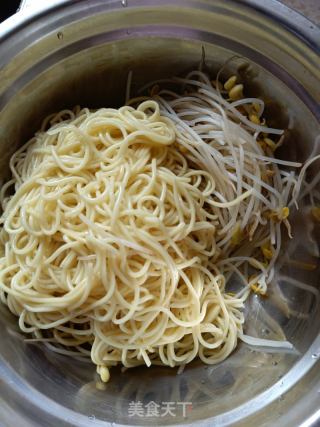 豆芽儿拌凉面的做法步骤：7