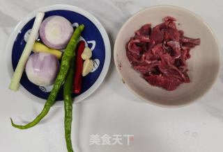 洋葱炒牛肉的做法步骤：2