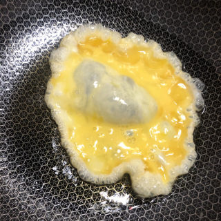 川贝香油煎鸡蛋的做法步骤：3