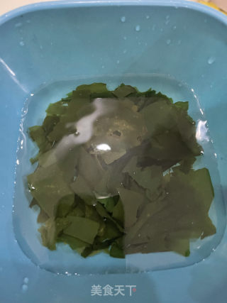 裙带菜鲫鱼汤的做法步骤：2