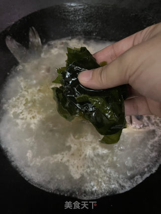 裙带菜鲫鱼汤的做法步骤：5