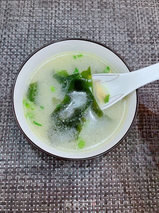 裙带菜鲫鱼汤的做法步骤：10