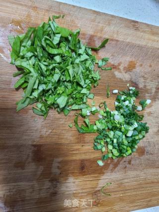 明月草小葱鸡蛋煎饼的做法步骤：2