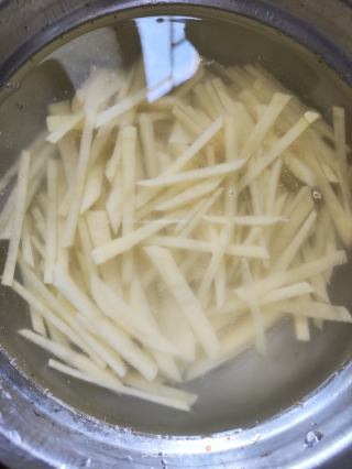 胡萝卜土豆芹菜炒肉丝的做法步骤：2