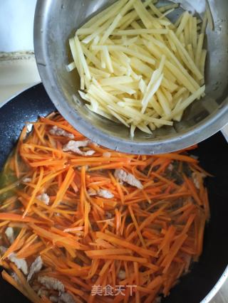 胡萝卜土豆芹菜炒肉丝的做法步骤：7