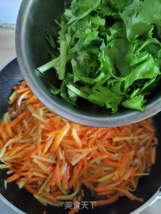 胡萝卜土豆芹菜炒肉丝的做法步骤：8