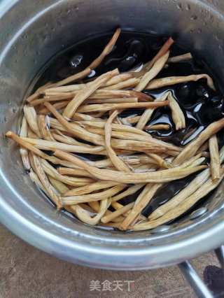 黄花菜黑木耳炒肉片的做法步骤：1