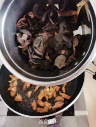 黄花菜黑木耳炒肉片的做法步骤：5