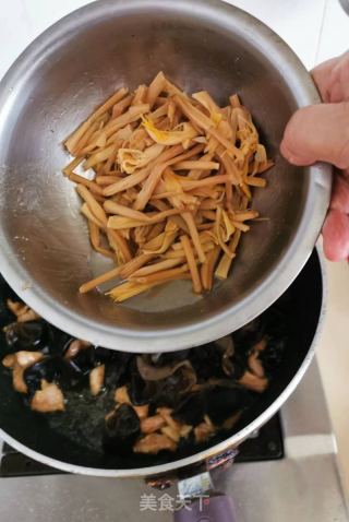 黄花菜黑木耳炒肉片的做法步骤：6