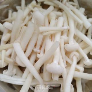 虾油炒韭苔白玉菇的做法步骤：2