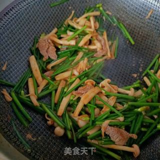虾油炒韭苔白玉菇的做法步骤：11