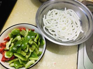鸡肉小炒的做法步骤：1