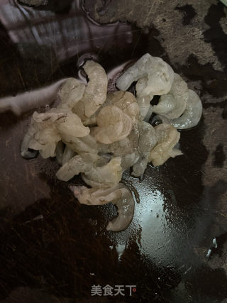 西芹炒虾仁的做法步骤：1