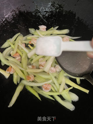 西芹炒虾仁的做法步骤：6