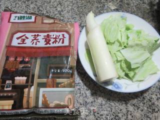 茭白包心菜炒荞麦面疙瘩的做法步骤：1