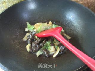 茭白包心菜炒荞麦面疙瘩的做法步骤：11