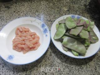 鸡胸肉炒扁豆的做法步骤：1