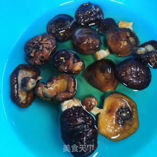 香菇烧鸡腿的做法步骤：1