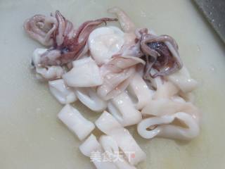 五花肉炒鱿鱼的做法步骤：2