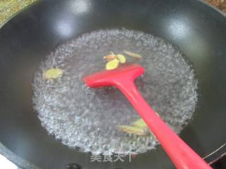五花肉炒鱿鱼的做法步骤：3