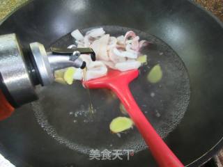 五花肉炒鱿鱼的做法步骤：4
