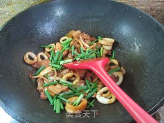 五花肉炒鱿鱼的做法步骤：14