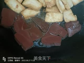 豆腐烧鸭血的做法步骤：4