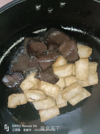 豆腐烧鸭血的做法步骤：5