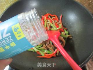 双椒肉丝炒面筋的做法步骤：10