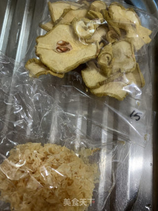 雪梨乾雪耳水的做法步骤：1