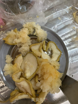 雪梨乾雪耳水的做法步骤：2