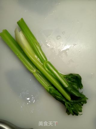 芹菜苹果汁的做法步骤：2