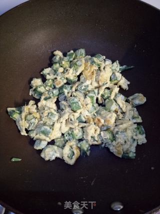 秋葵炒鸡蛋的做法步骤：4