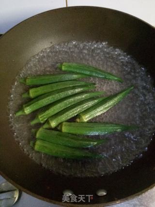 浇汁秋葵的做法步骤：1