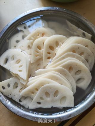 藕片炒肉丝的做法步骤：1