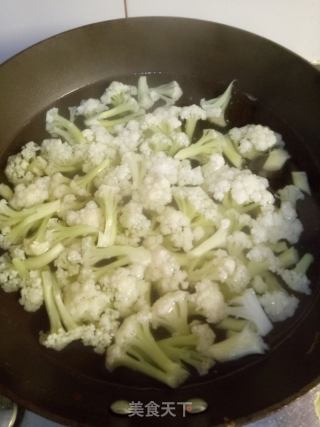 青椒炒菜花的做法步骤：1