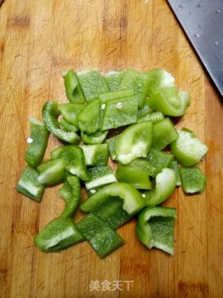 青椒炒菜花的做法步骤：2