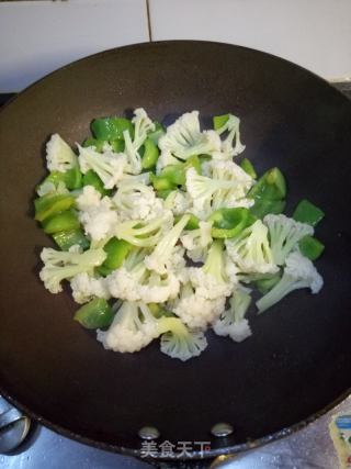 青椒炒菜花的做法步骤：5