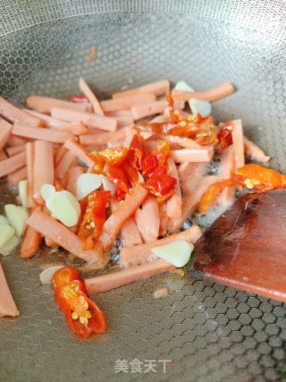 黄瓜炒火腿肠的做法步骤：6