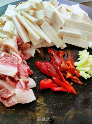 杏鲍菇炒五花肉的做法步骤：1