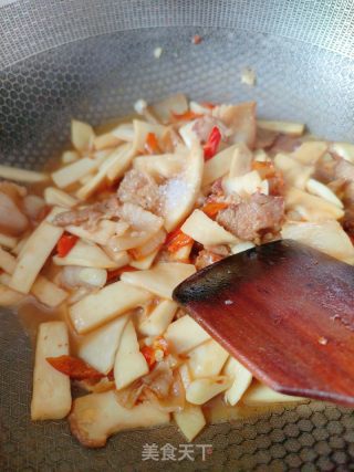 杏鲍菇炒五花肉的做法步骤：9