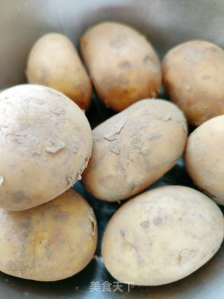 土豆蘑菇的做法步骤：1
