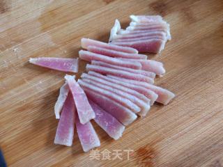 咸肉韭菜炒土豆的做法步骤：1