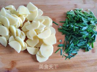 咸肉韭菜炒土豆的做法步骤：3