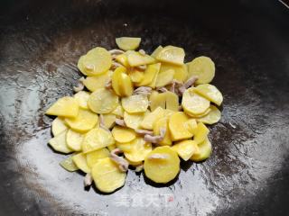 咸肉韭菜炒土豆的做法步骤：5